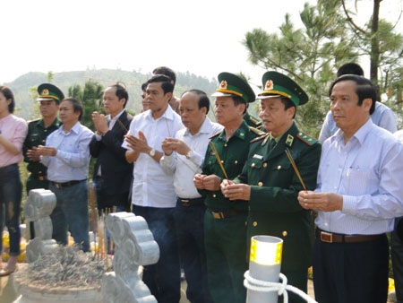 Xuân về trên vùng đất thiêng - 4 Phó Chủ tịch Quốc hội, Huỳnh Ngọc Sơn động viên cán bộ, chiến sĩ làm nhiệm vụ.