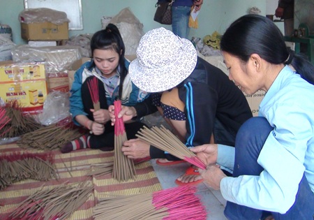 Công đoạn dùng máy tách đất và những cây hỗn tạp để lọc ra nguyên liệu rễ hương thành phẩm.