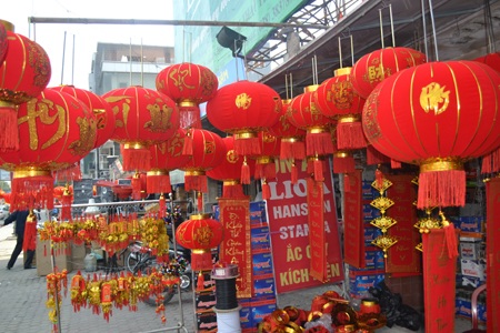 Chen chân trong chợ mua sắm đồ bên những dãy đèn lồng bắt mắt đẹp...