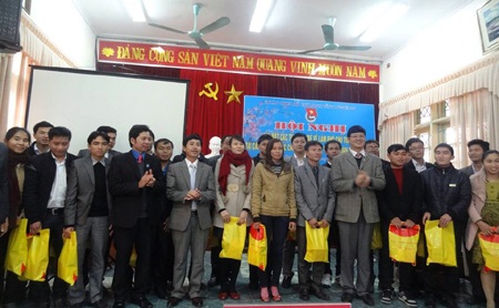 Ông Lê Xuân Đại trao quà Tết đến 26 PCT xã trẻ