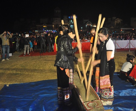 Đến các thôn nữ khắc luống đã làm cho đêm sắc xuân miền Tây thêm đậm đà....