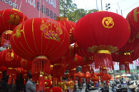 Chen chân trong chợ mua sắm đồ bên những dãy đèn lồng bắt mắt đẹp...