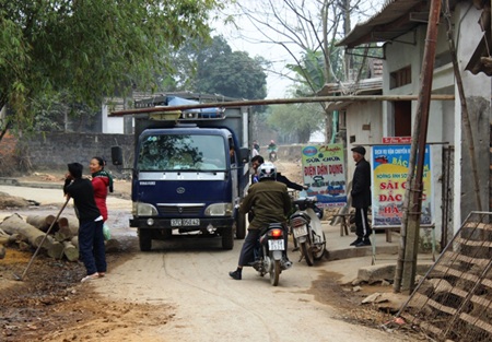Một chiếc xe tải đang dừng lại nộp phí tại điểm thu phí ở xóm 3 xã Thanh Lương.