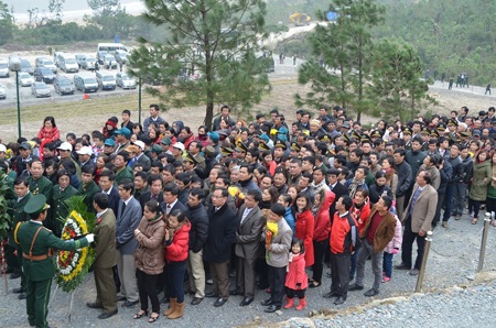 Những ngày cuối năm, dòng người về viếng Đại tướng lại thêm đông.