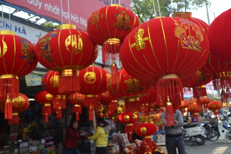 Chen chân trong chợ mua sắm đồ bên những dãy đèn lồng bắt mắt đẹp...