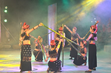 Múa hát xuân về.