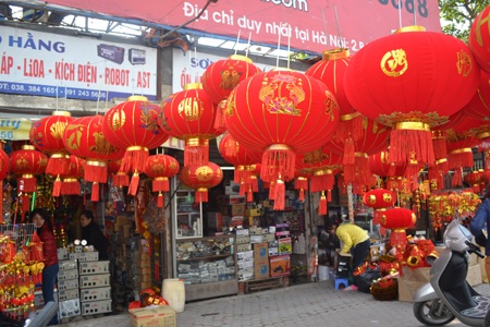 Chen chân trong chợ mua sắm đồ bên những dãy đèn lồng bắt mắt đẹp...