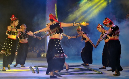 Múa hát xuân về.