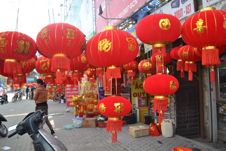 Chen chân trong chợ mua sắm đồ bên những dãy đèn lồng bắt mắt đẹp...