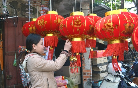 Chen chân trong chợ mua sắm đồ bên những dãy đèn lồng bắt mắt đẹp...