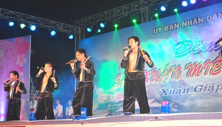 Màn hát của các chàng trai dân tộc Thái.