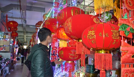 Chen chân trong chợ mua sắm đồ bên những dãy đèn lồng bắt mắt đẹp...