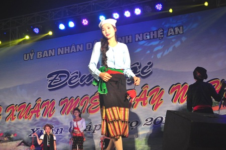 Một thiếu nữ trong phần thi trang phục.