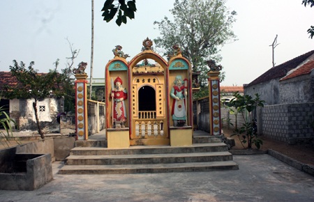Đền thờ cá Ông được phục dựng trên nền đền cũ.