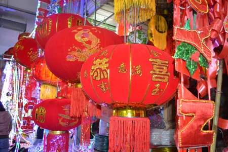 Chen chân trong chợ mua sắm đồ bên những dãy đèn lồng bắt mắt đẹp...