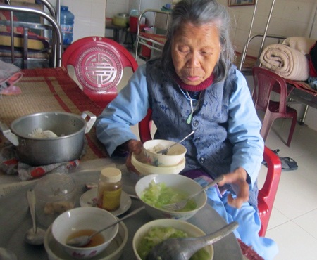 Cụ Lương Thị Lưng sợ cái cảm giác ngày tết phải nằm một mình nơi góc giường hiu quạnh.