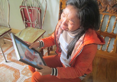 Chị Nguyễn Thị Loan - mẹ của thuyền viên Nguyễn Duy Khiêm (SN 1998) cứ nhìn di ảnh con lại khóc.