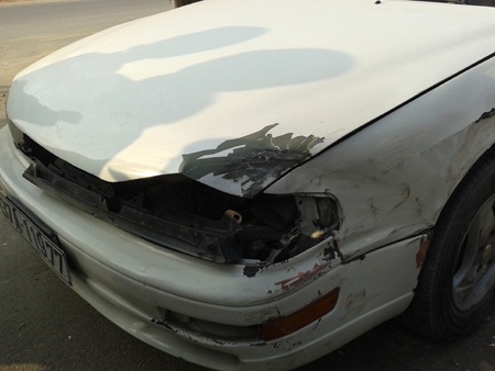 Chiếc Camry bị xe Lacetti va quyệt khiến móp nhẹ phần đầu.