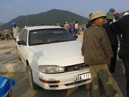Sau cú va chạm chiếc Camry vẫn trụ trên đường.