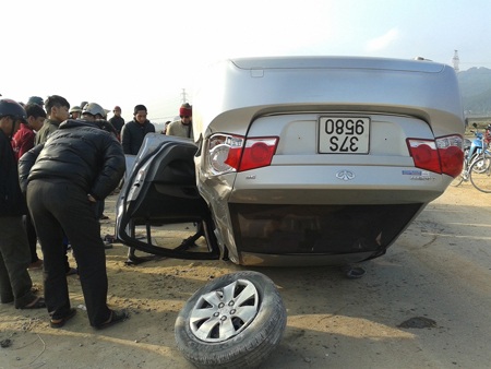 ... một bánh đã rơi ra khỏi trục xe...