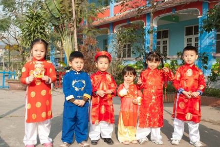 Các em cũng nhận được những phần quà lì xì chúc mừng đầu năm mới.