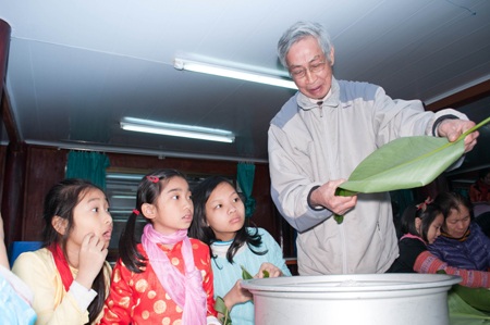 Thầy hướng dẫn các em lấy sống lá dong.