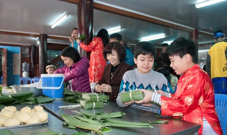 Học sinh Tiểu học gói bánh chưng Tết - 3 Các em được thử nghiệm gói bánh chưng ngay tại trường.