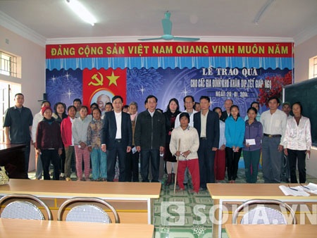 Gia đình "Đồng đội ơi, cứu với" sẻ chia Tết cùng người nghèo - 1 Các hộn dân nghèo Quỳnh Thạch có một cái Tết ấm áp hơn.