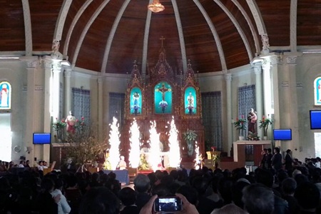 Thánh đường GX Cầu Rầm sáng 1 Tết.