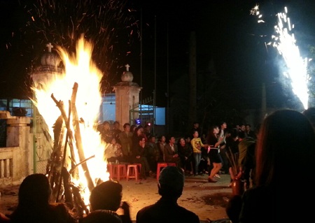 Đốt lửa trại cầu may mắn cho năm mới.