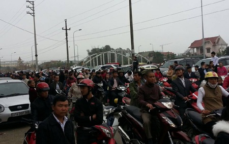 Đường phố Vinh chen chân sau thánh Lễ mùng 1 Tết. 