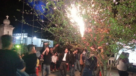 ...hát múa, nhảy quanh cây đào để mừng năm mới... (ảnh: Nguyễn Duy)