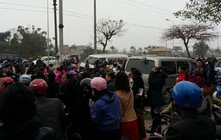 Đường phố Vinh chen chân sau thánh Lễ mùng 1 Tết. 