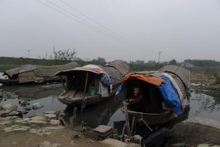  Xóm vạn chài bên dòng sông Cửa Tiền buồn lặng trong ngày tết đến.