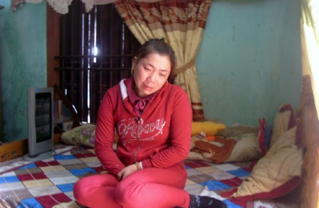 Chị Nguyễn Thị Nga (chị gái ruột anh Thành) đau buồn trước sự ra đi đột ngột của em trai