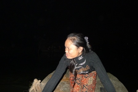 Chị Khiêm nhìn dòng sông lặng mà lòng buồn man mác.