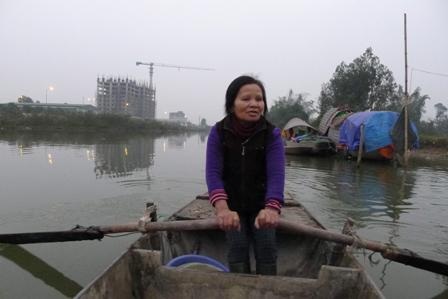 Chị Xuyến chèo thuyền thăm các nhà trong xóm vạn chài nghèo