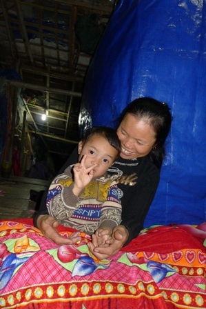 Chị Xuyến bên đứa cháu của mình.