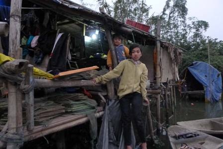 Những đứa trẻ ở xóm chài dường như chưa vao giờ biết được niềm vui tết đến.