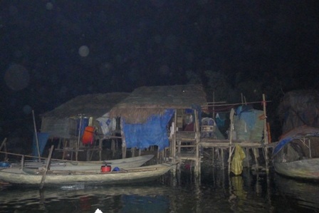 Xóm chài buồn trong đêm 29 tết.