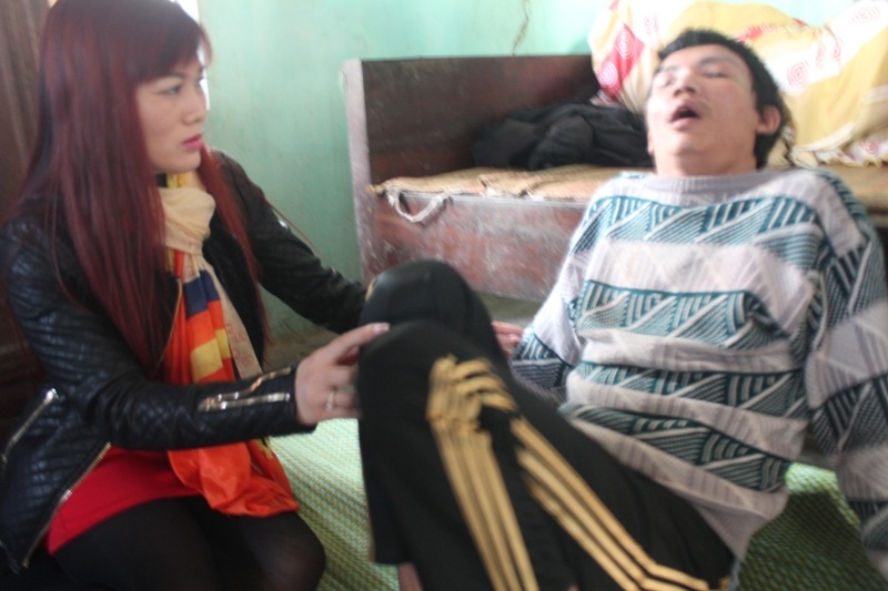 Chị Nguyệt ân cần thăm hỏi động viên sức khỏe từng thành viên trong gia đình ông Hóa.