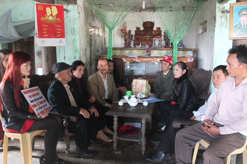 Đại diện gia đình cùng chính quyền địa phương trong buổi trao quà.