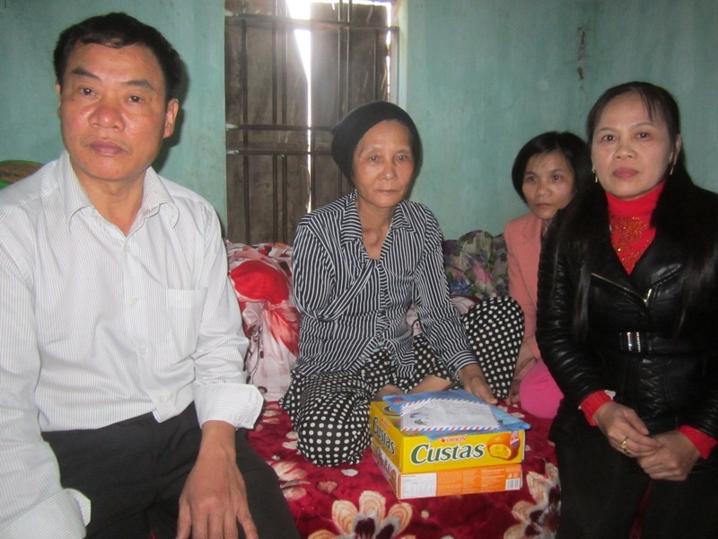 Đại diện gia đình cùng chính quyền địa phương trong buổi trao quà.