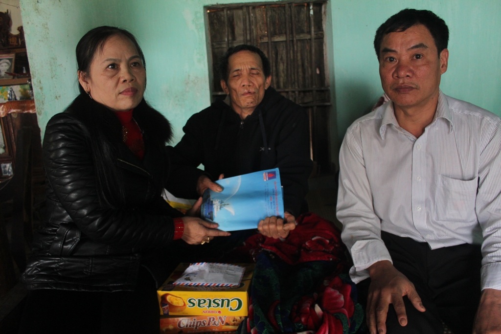 Đại diện gia đình cùng chính quyền địa phương trong buổi trao quà.