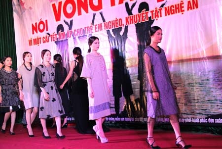 Các trẻ em bị tật bẩm sinh của Trung tâm Khuyết tật TP Vinh biểu diễn thời trang. 