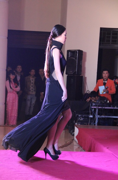 Các trẻ em bị tật bẩm sinh của Trung tâm Khuyết tật TP Vinh biểu diễn thời trang. 