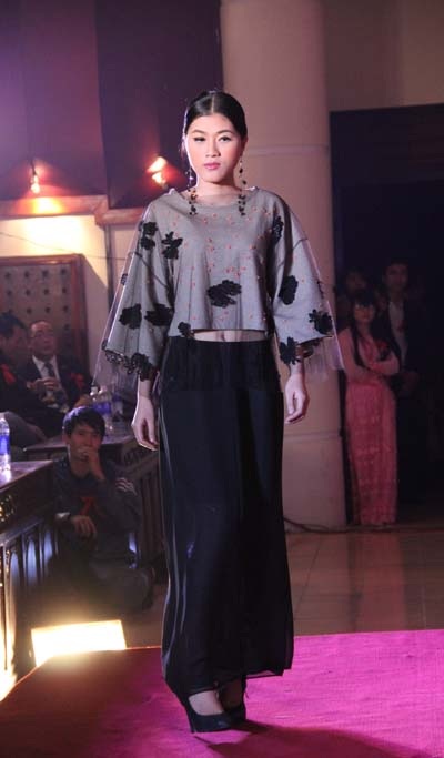 Các trẻ em bị tật bẩm sinh của Trung tâm Khuyết tật TP Vinh biểu diễn thời trang. 