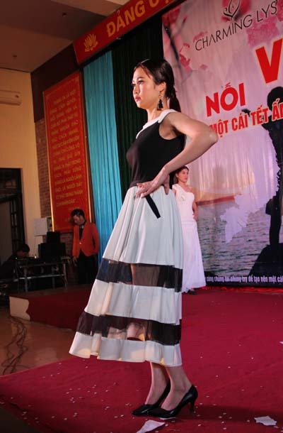 Các trẻ em bị tật bẩm sinh của Trung tâm Khuyết tật TP Vinh biểu diễn thời trang. 