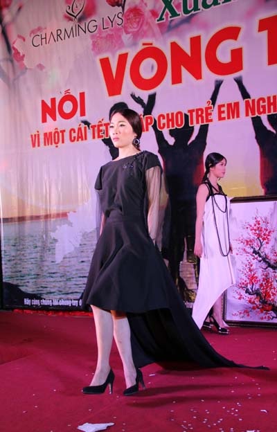 Các trẻ em bị tật bẩm sinh của Trung tâm Khuyết tật TP Vinh biểu diễn thời trang. 