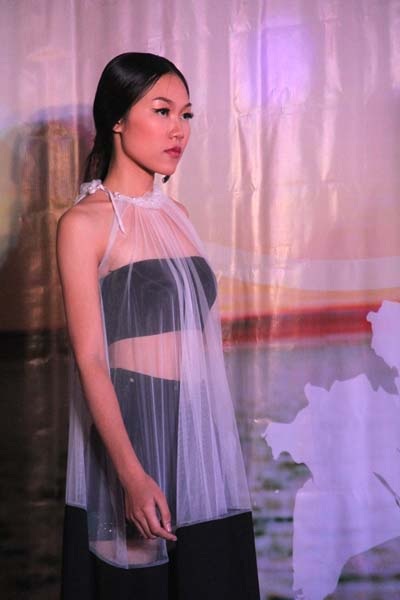 Các trẻ em bị tật bẩm sinh của Trung tâm Khuyết tật TP Vinh biểu diễn thời trang. 